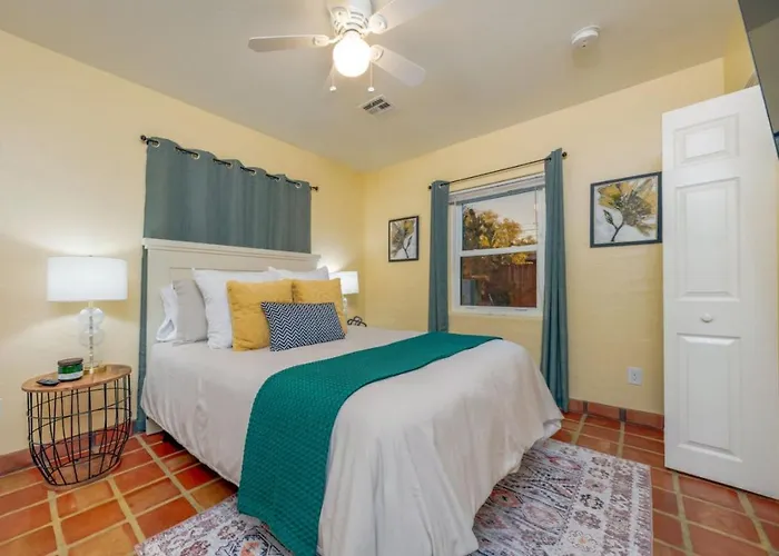 Holiday home Close To Ua And Banner, Outdoor Space, 2 Bedroom 2 Ba