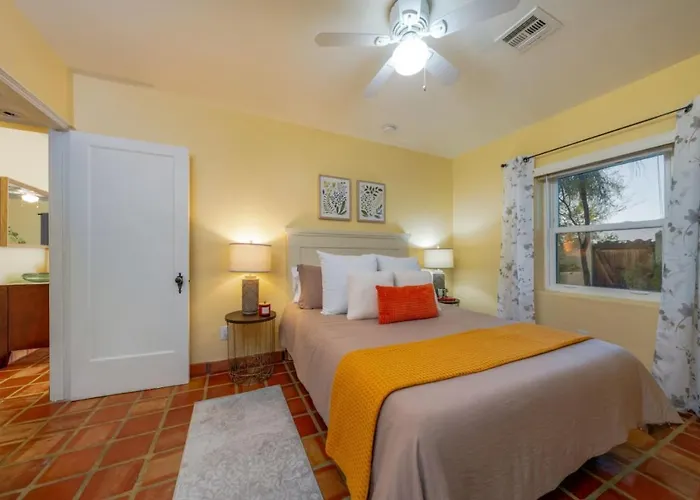 Holiday home Close To Ua And Banner, Outdoor Space, 2 Bedroom 2 Ba