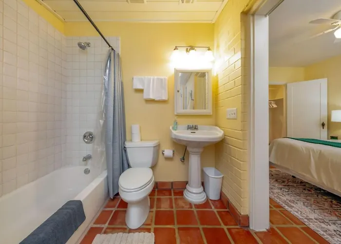 Close To Ua And Banner, Outdoor Space, 2 Bedroom 2 Ba Holiday home
