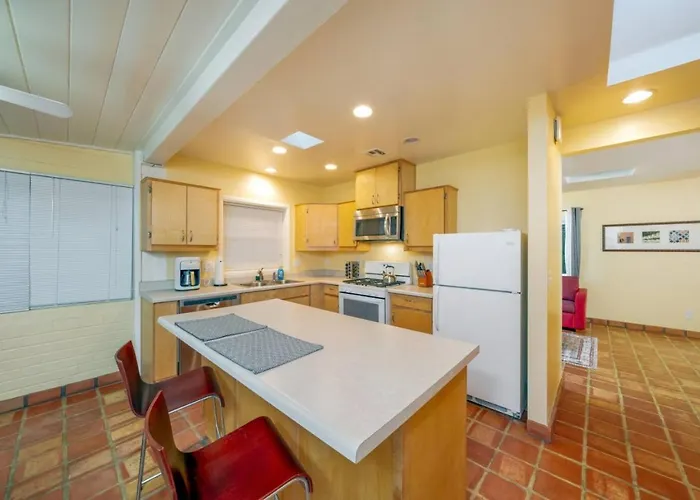 Holiday home Close To Ua And Banner, Outdoor Space, 2 Bedroom 2 Ba *