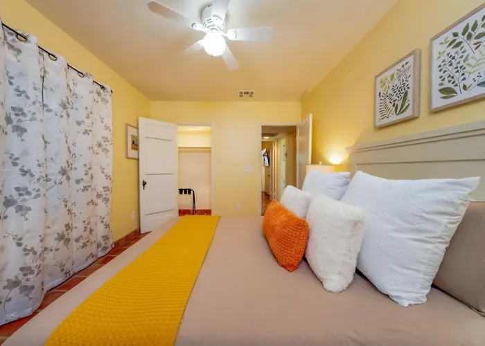 Holiday home Close To Ua And Banner, Outdoor Space, 2 Bedroom 2 Ba *