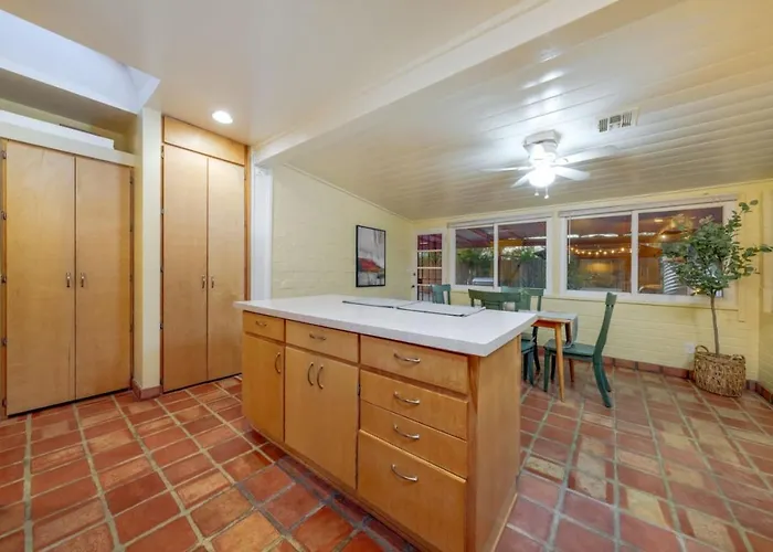 Close To Ua And Banner, Outdoor Space, 2 Bedroom 2 Ba