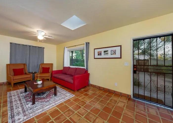 Holiday home Close To Ua And Banner, Outdoor Space, 2 Bedroom 2 Ba *